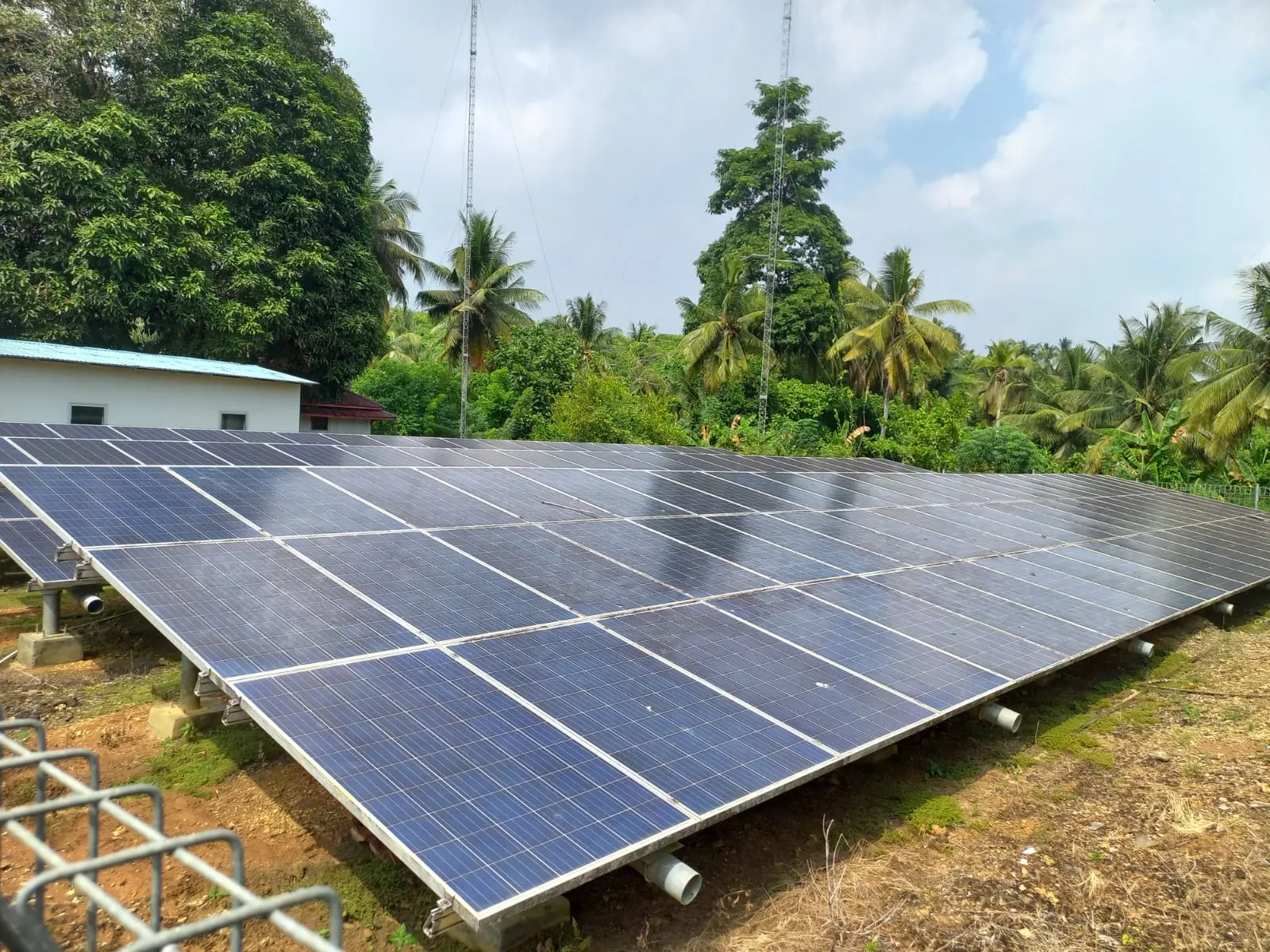 PLTS di Pulau Miang yang rusak. (Foto: Eko Pralistio/Kaltim Post)
