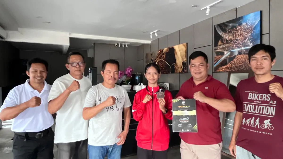 PRESTASI: Adenia (tiga kanan) foto bersama Ketua KONI Kubar Alsiyus (dua kanan), pengurus taekwondo Kubar (tiga kiri) dan orang tua (dua kiri).  
