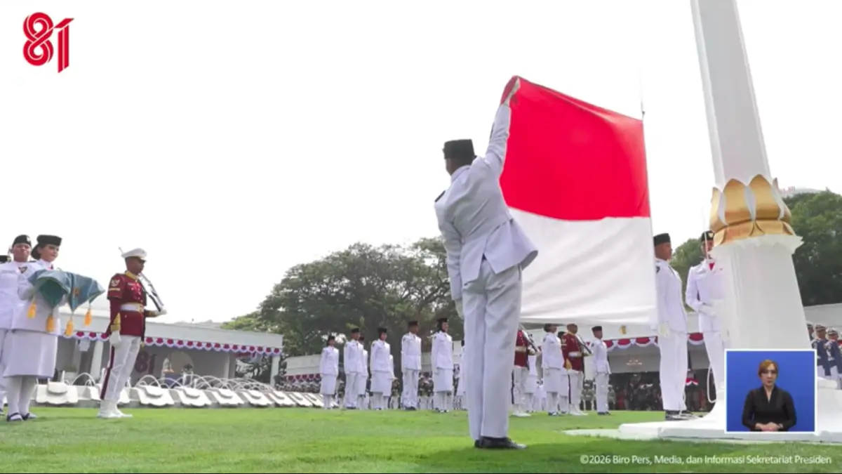 Sang saka merah putih siap dikibarkan saat Upacara HUT ke-81 Republik Indonesia.