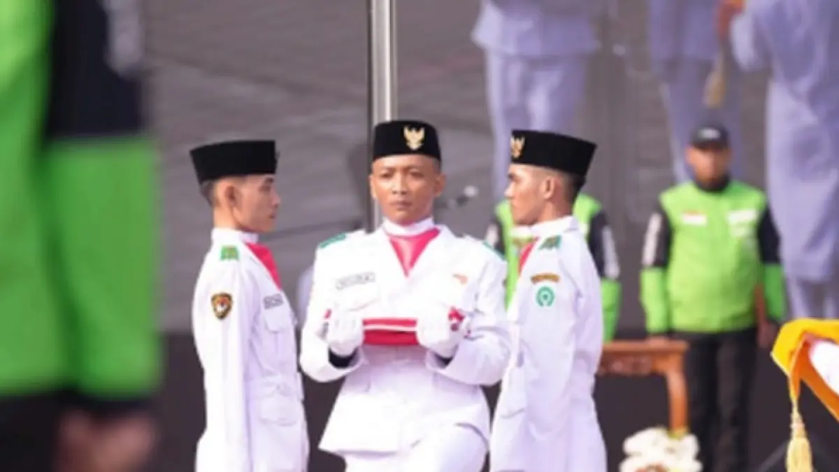 Sebanyak 47 mitra driver Gojek yang tergabung dalam angkatan pertama Gojek Paskibra mengibarkan bendera Merah Putih pada upacara HUT ke-81 Kemerdekaan RI di Cibis Park, Cilandak, Jakarta, Senin (17/8/2026). (FOTO: IST)