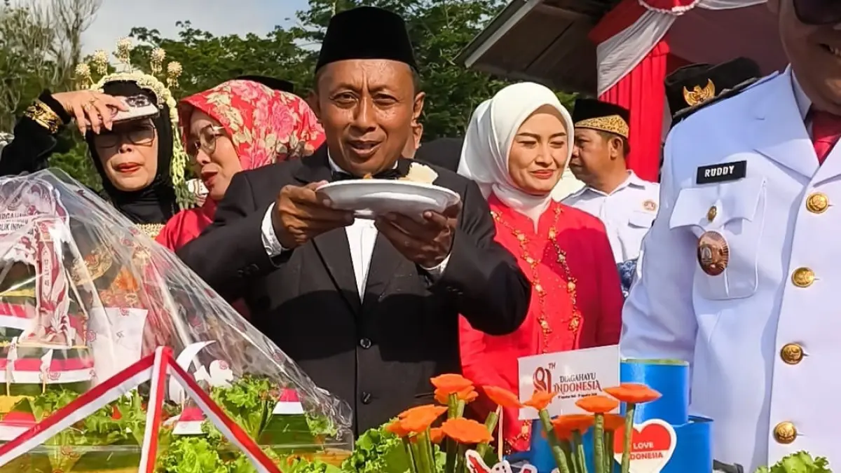 Sebanyak 81 tumpeng menjadi simbol semangat gotong royong dan kebersamaan warga Balikpapan Timur dalam perayaan HUT ke-81 RI, Senin (17/8). (FOTO M TAUFIK/KP)