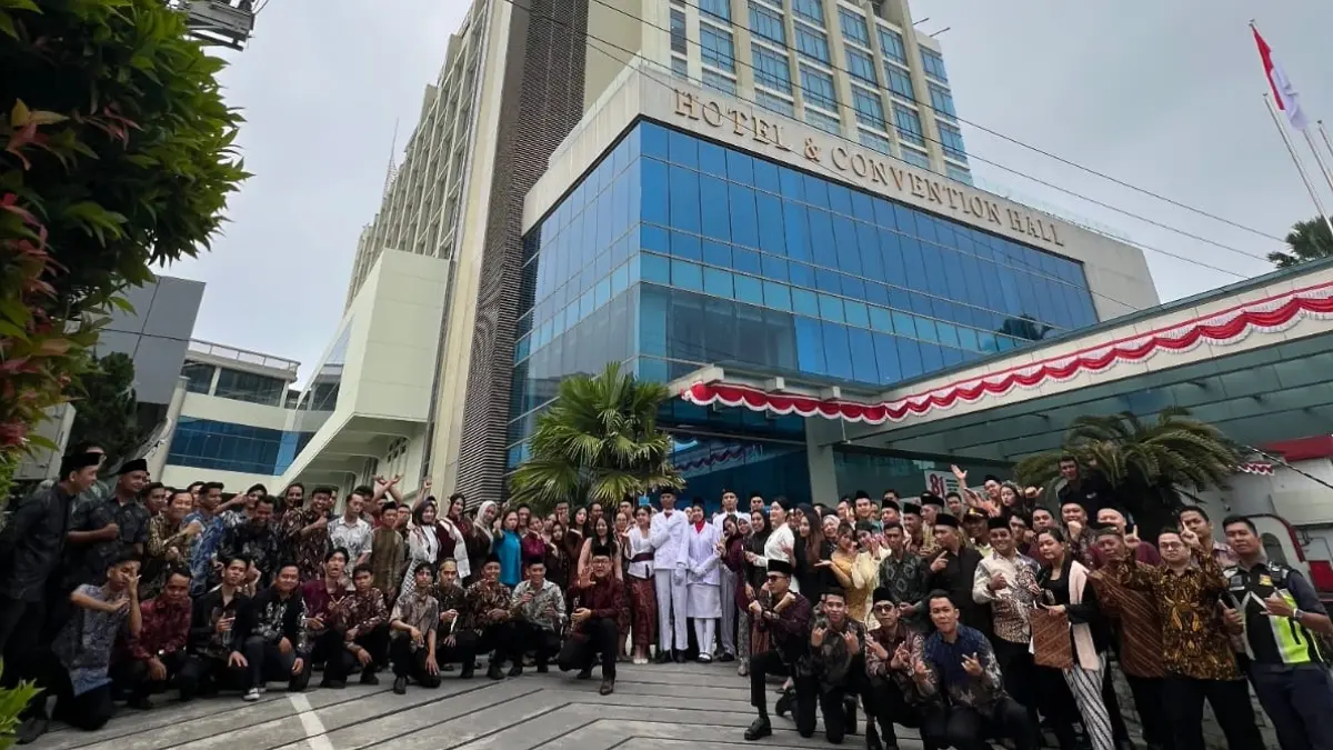 SEMARAK: Keluarga besar Hotel Platinum Balikpapan turut memeriahkan peringatan kemerdekaan dengan menggelar upacara secara mandiri, kemarin (17/8). IST/KP