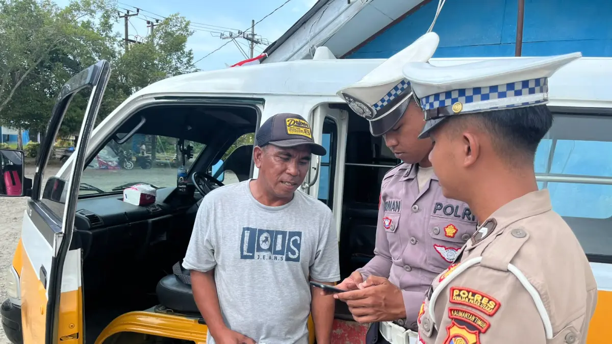 SOSIALISASI: Satlantas Polres PPU melakukan sosialisasi aplikasi SIM Digital kepada sopir angkot di Terminal Penajam.(Dok.Humas Polres PPU)