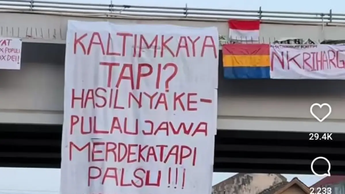 Tangkapan layar atribut bendera Borneo Raya dan sejumlah spanduk bernada protes yang sempat terpasang di atas Jalan Layang (Flyover) Samarinda pada peringatan HUT ke-81 Kemerdekaan RI, Senin (17/8/2026) pagi.