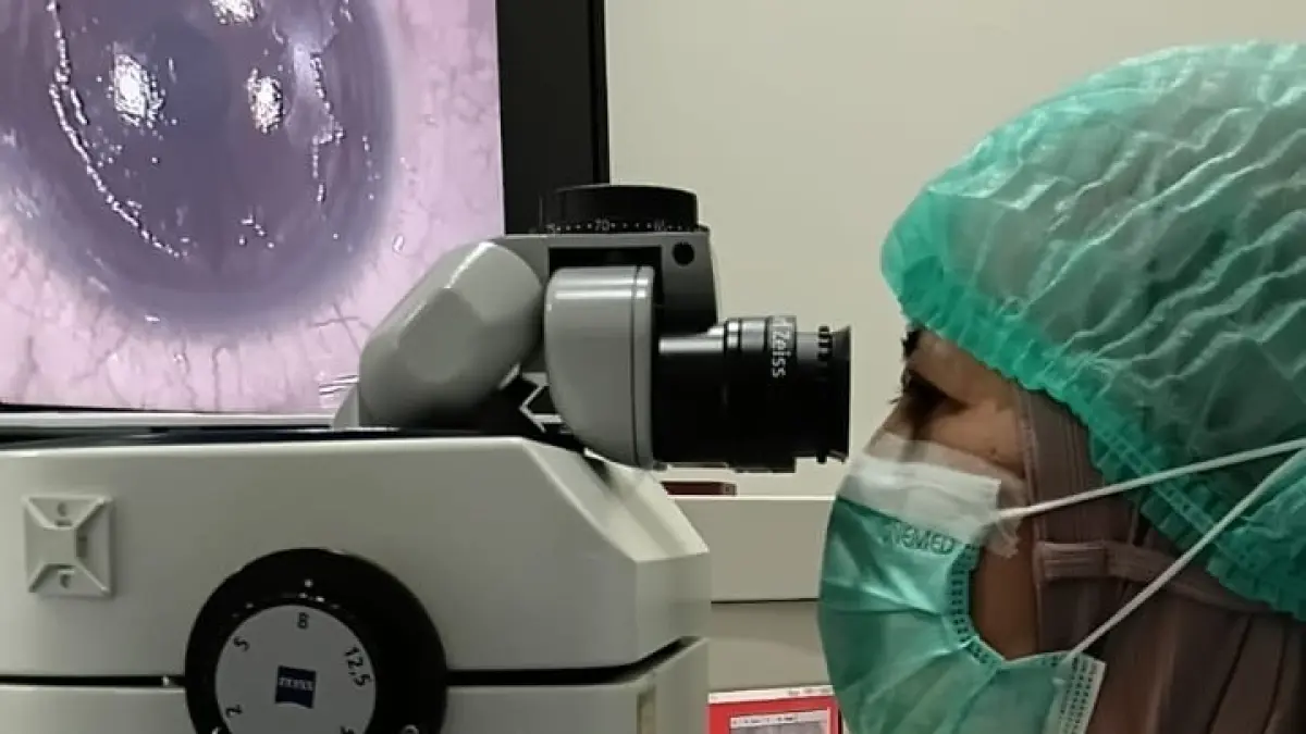Tindakan operasi lasik di fasilitas Lasik Center RSPB.