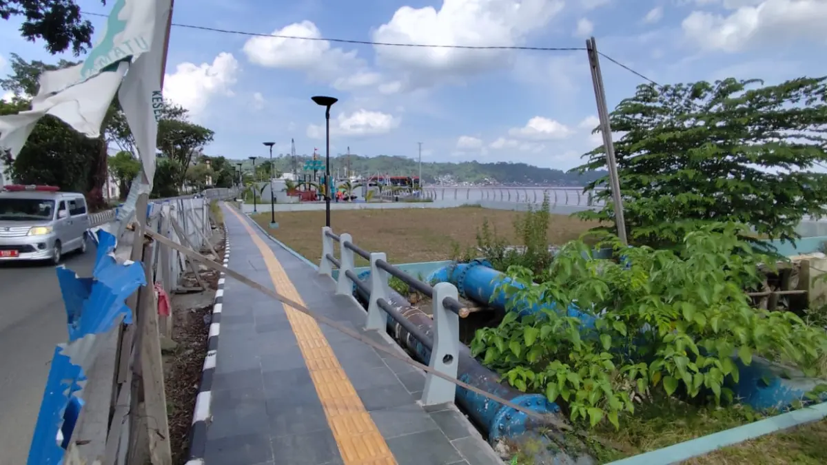 TUNGGU: Pagar seng yang menutup area Teras Samarinda akan segera dibuka, seiring penyelesaian pekerjaan sebelum masa pemeliharaan berakhir.