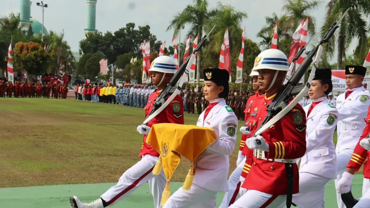 TUNTAS: Paskibraka Kutai Timur saat menjalankan tugas pada upacara HUT ke-81 Kemerdekaan Republik Indonesia di halaman Kantor Bupati Kutim, kawasan Bukit Pelangi, Senin (17/8). IST/KP