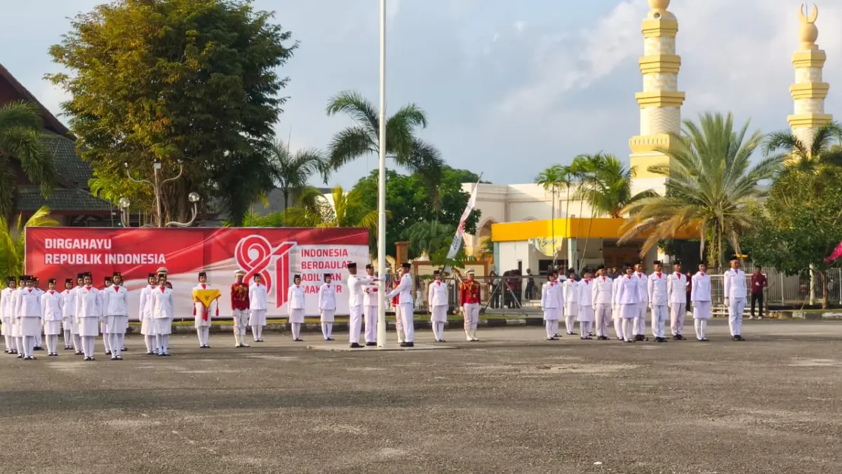 Upacara HUT ke-81 RI di Lapangan Asrama Haji Balikpapan, Minggu (17/8). (FOTO M TAUFIK/KP)