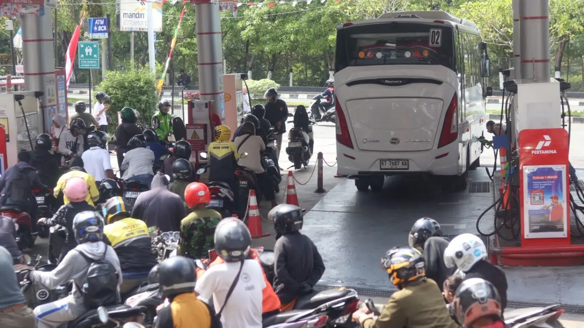 ANTREAN SPBU BALIKPAPAN: Deretan kendaraan roda dua mengantre untuk mengisi BBM bersubsidi jenis Pertalite di SPBU Sepinggan. DPRD Balikpapan menilai antrean BBM bersubsidi yang kian meluas ke kendaraan pribadi ini dipicu oleh migrasi pengguna Pertamax ke Pertalite.