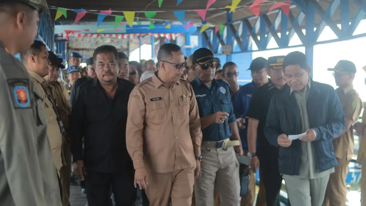 Agus Dahlan (baju coklat) menjelaskan bahwa perbaikan fisik dermaga speedboat penajam saat ini telah dialihkan kewenangannya ke Pemerintah Provinsi Kalimantan Timur. (AHMAD MAKI/KALTIM POST)