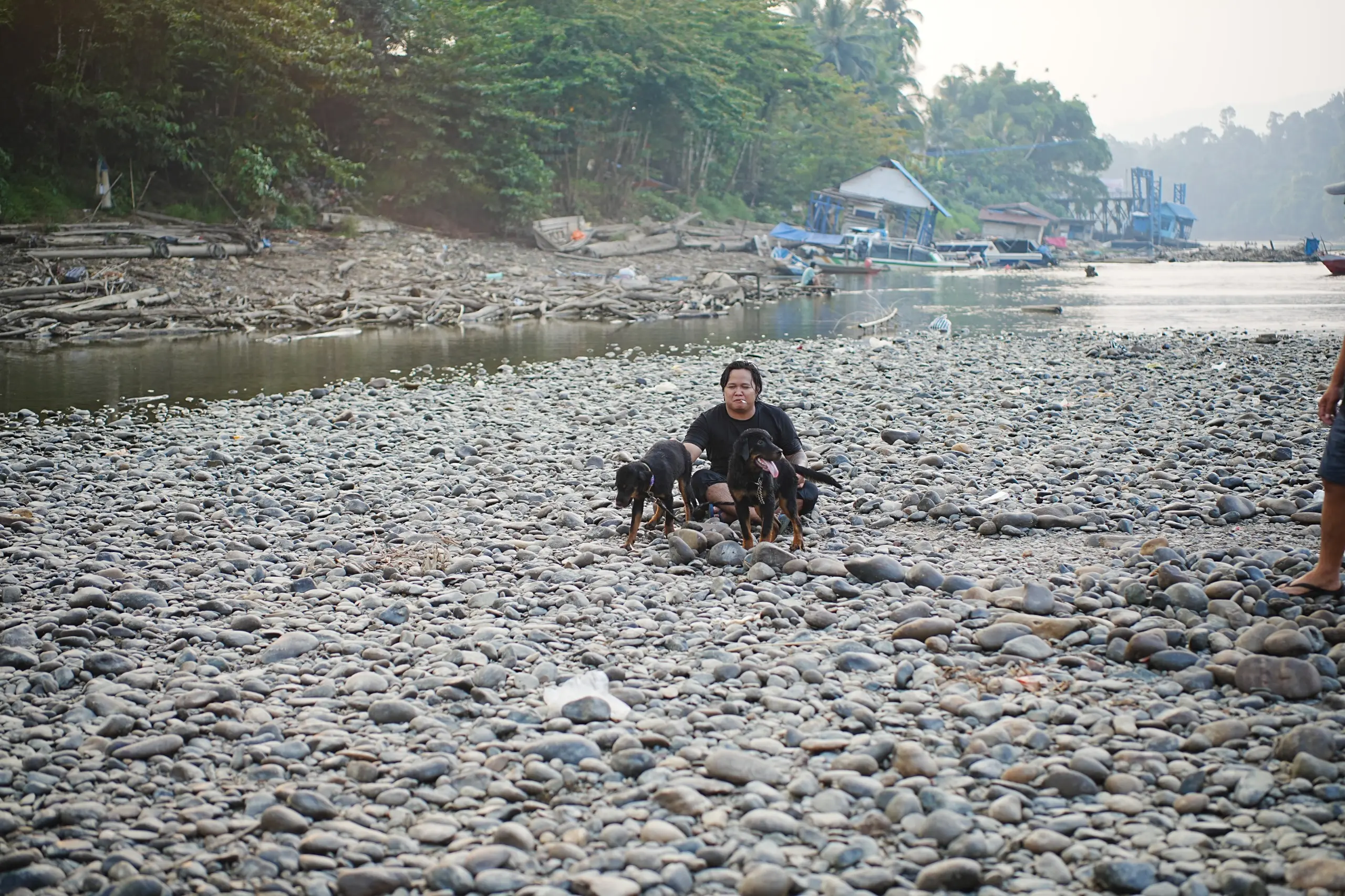 AKIBAT KEMARAU: Fenomena surutnya debit air Sungai Mahakam di Kabupaten Mahakam Ulu tidak hanya berdampak pada kelancaran logistik, melainkan juga dimanfaatkan warga lokal sebagai sarana rekreasi. (FOTO: JODY KRISTIANTO/KALTIM POST)