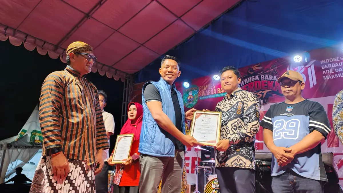Aktivis Erwin Febrian Syuhada menerima penghargaan dalam Swarga Bara Awards 2026 di Lapangan Kabo Jaya, Senin (17/8) malam. (Jufriadi/KP)

&nbsp;

&nbsp;