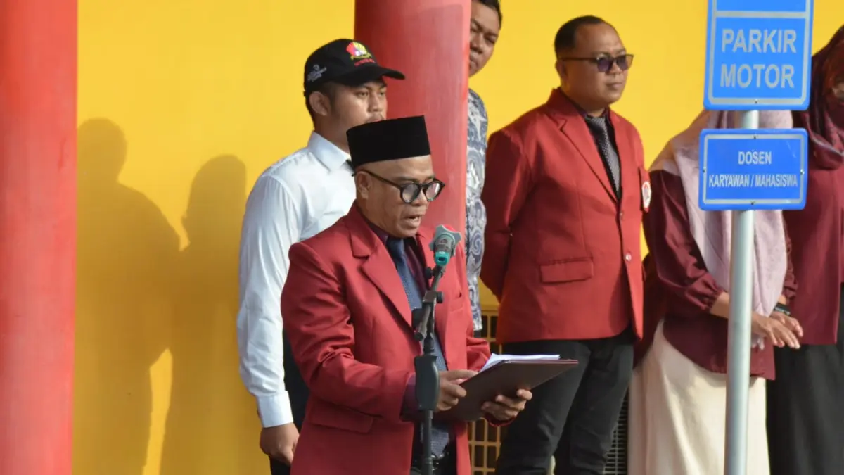 BACA TEKS PANCASILA: Wakil Rektor Bidang Kemahasiswaan Sumardi SKom MKom membacakan teks Pancasila, mengajak generasi muda kembali meneguhkan nilai-nilai yang menjadi dasar kehidupan berbangsa.&nbsp;