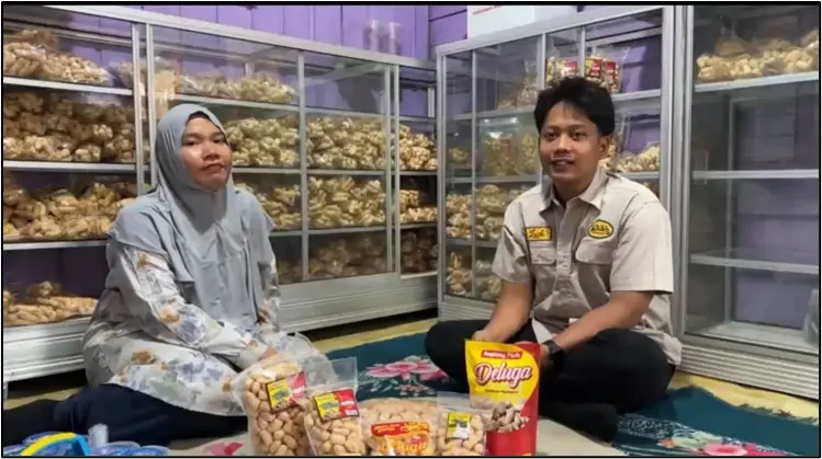 Bersama pemilik UMKM Amplang Deluga di Samarinda.