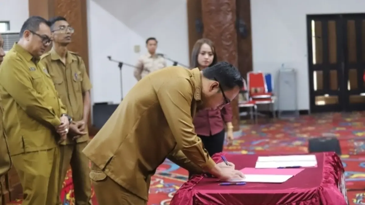 Bupati Kubar, Frederick Edwin menandatangani komitmen bersama kepala perangkat daerah. (K.SUNARDI/KP)

&nbsp;




&nbsp;
