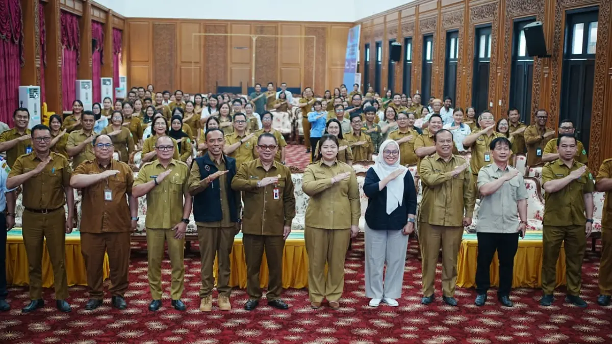 Bupati Mahulu Angela Idang Belawan (lima kanan) didampingi Sekkab Mahulu Stephanus Madang abadikan momen bersama usai peluncuran e-Presensi di Ballroom Lantai 3 Kantor Bupati, Selasa (18/8). (JODY KRISTIANTO/KP)