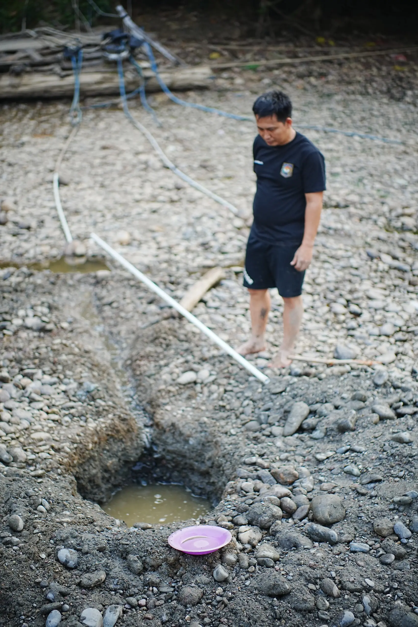 BERBURU AIR BERSIH: Potret warga saat menggali sumur resapan di tengah permukaan Sungai Mahakam yang surut akibat kemarau di Ujoh Bilang, Mahakam Ulu. Penurunan debit air sungai memaksa masyarakat pesisir bergantung pada lubang galian pasir demi mendapatkan pasokan air bersih harian. (FOTO: JODY KRISTIANTO/KALTIM POST)