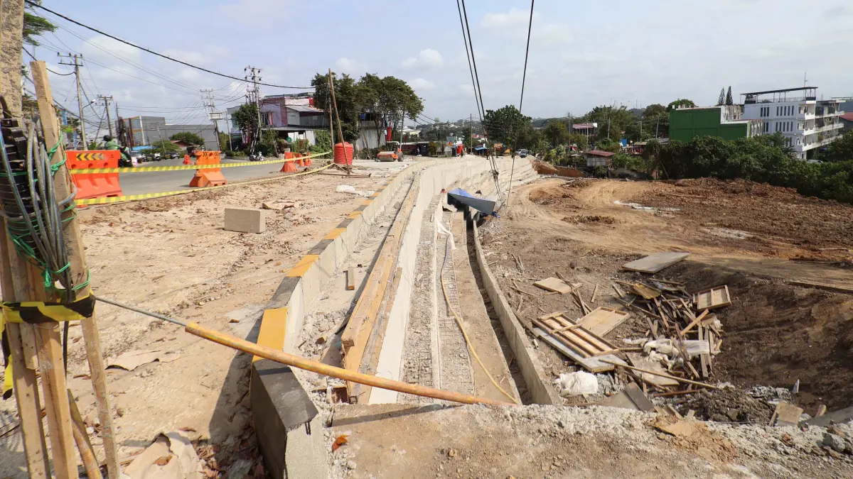 Jalan Syarifuddin Yoes, Balikpapan yang sudah diturap setelah sebelumnya longsor. (FOTO ANGGI PRADITHA/KP)