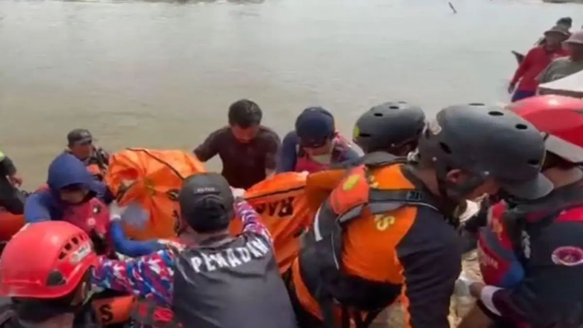 Jenazah Rahmah Saliha, bocah 8 tahun yang terseret arus Sungai Belayan, dievakuasi tim SAR gabungan di Kutai Kartanegara. (Foto: Ist)