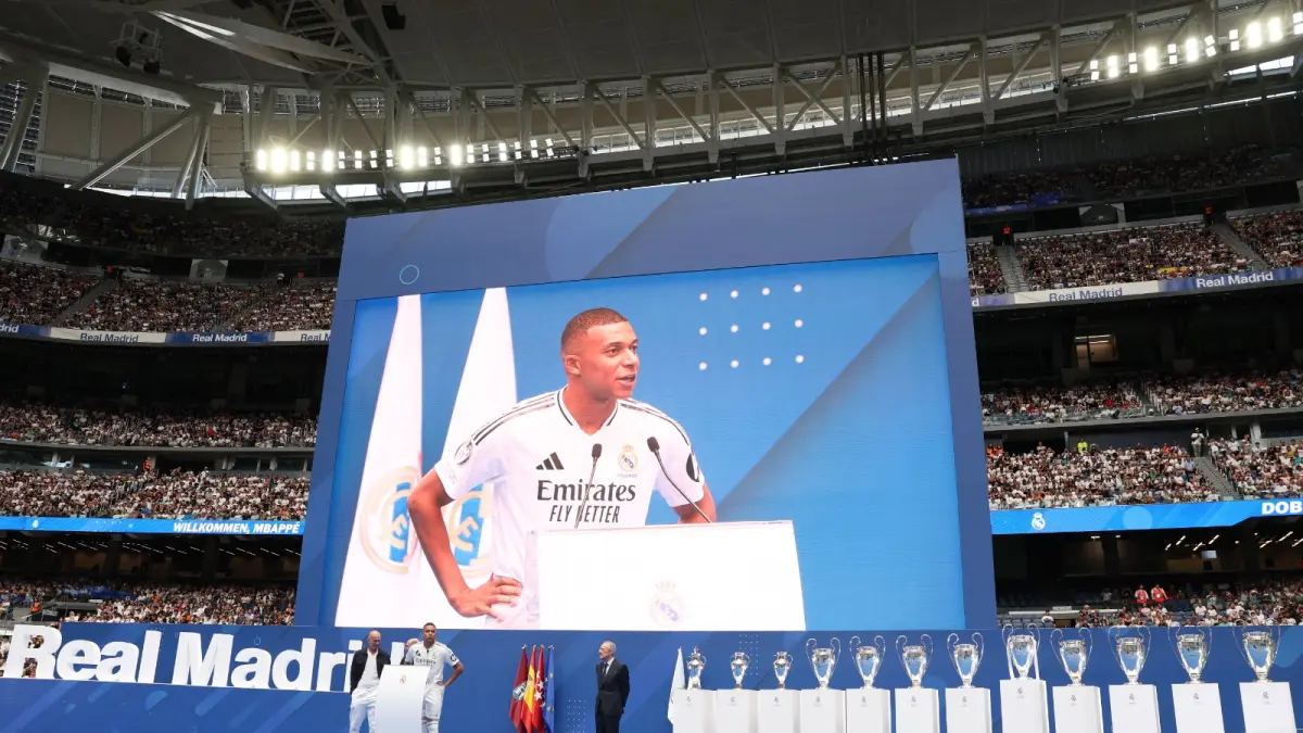 Momen perkenalan Kylian Mbappe sebagai pemain baru Real Madrid di panggung megah Estadio Santiago Bernabeu pada 16 Juli 2024. (PIERRE-PHILIPPE MARCOU/AFP)