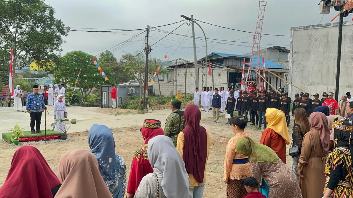 MOMEN: Suasana khidmat Upacara HUT ke-81 RI di RT 69 Graha Indah yang dipimpin Kasi Pemerintahan Kelurahan Graha Indah, Agung Panuntun Sulistyo.

&nbsp;