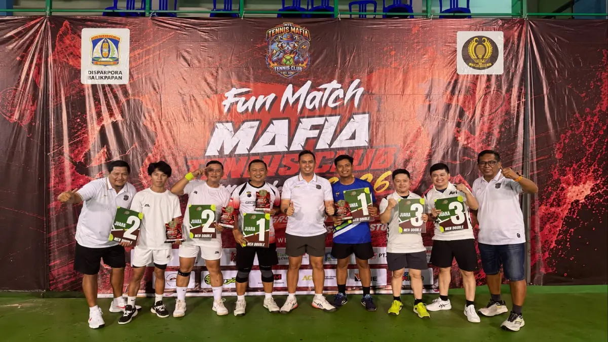 Para pemenang kategori men’s double Fun Match 2026 Mafia Tenis Club (MTC) Balikpapan berfoto bersama usai penyerahan penghargaan di Balikpapan Tennis Stadium (BTS), Minggu (16/8/2026).