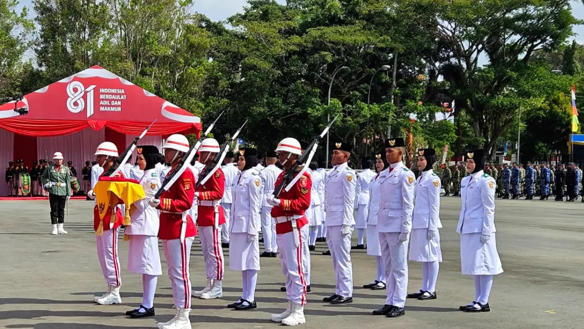 Pasukan Pengibar Bendera Pusaka Kota Samarinda saat menjalankan tugas pengibaran Merah Putih pada Upacara Peringatan Detik-Detik Proklamasi HUT ke-81 Kemerdekaan RI di Halaman Parkir GOR Segiri, Samarinda, Senin (17/8/2026). (HAFIZ/KP)