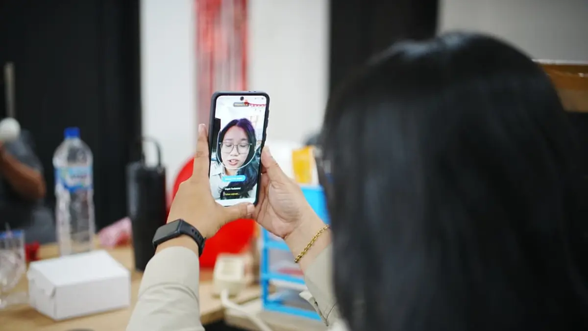Pegawai di Setkab Mahulu mencoba cara absensi terintegrasi pada telepon genggam nya, Selasa (18/8). Hal ini merupakan upaya Pemda Mahulu dalam meningkatkan kedisiplinan dan pelayanan di lingkungan pemerintahan. (JODY KRISTIANTO/KP)