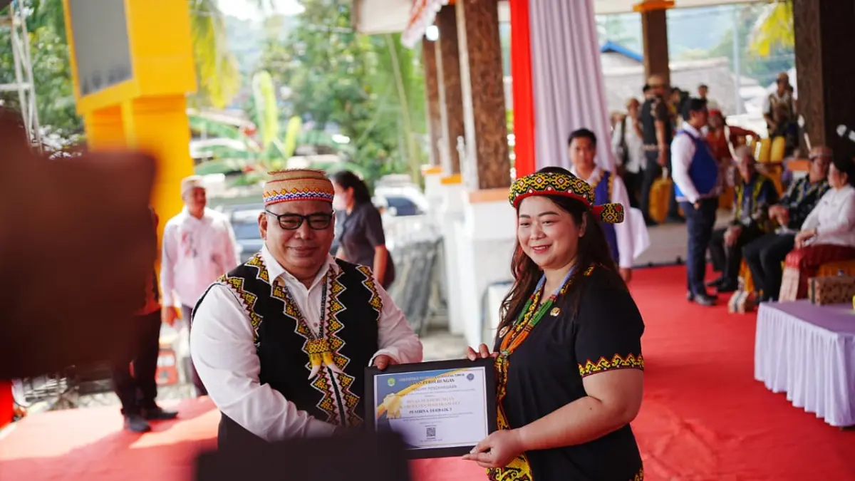 PENGHARGAAN: Kadishub FX Lawing menyerahkan penghargaan raihan Dishub Mahulu Pembina Terbaik 3 kepada Bupati Angela Idang Belawan usai Upacara HUT ke-81 RI di Lapangan Cor Ujoh Bilang, Senin (17/8). (JODY KRISTIANTO/KP)
