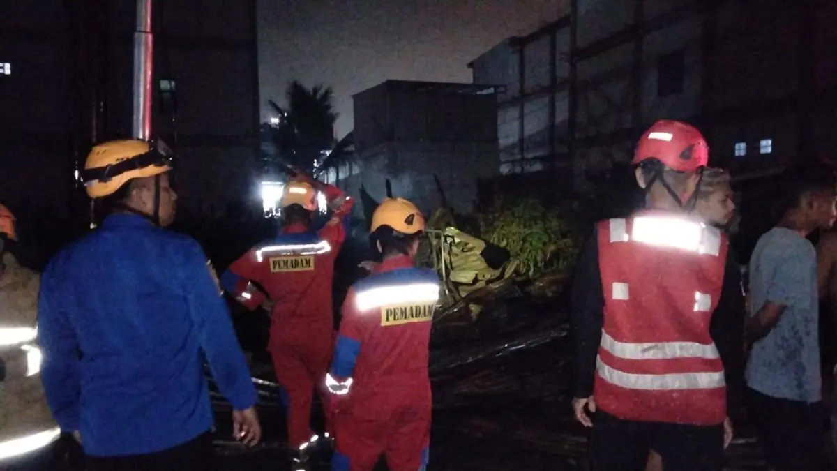 Petugas gabungan melakukan pemadaman gudang penyimpan di kawasan Pasar Pandan Sari.
