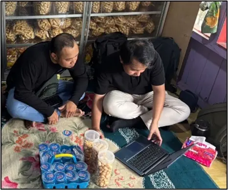 Proses diskusi terkait pengembangan dan efisiensi proses produksi pada Amplang Deluga.