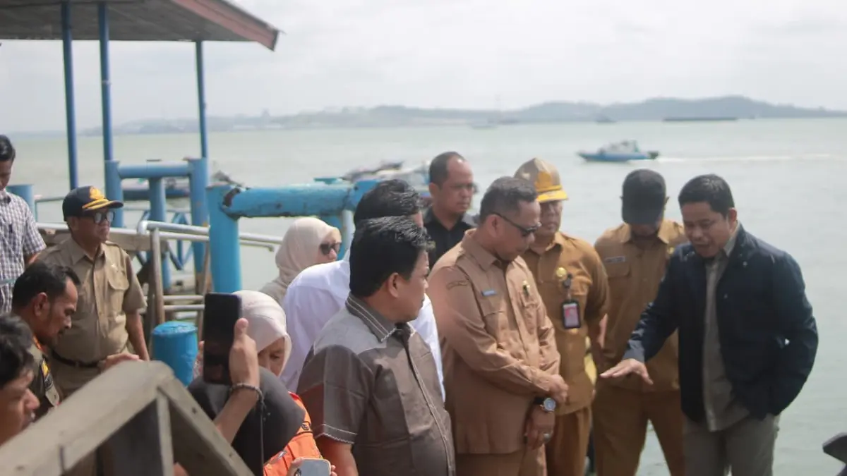 Raup Muin (kanan) bersama Pemkab PPU meninjau Pelabuhan Speed Boat Penajam yang membutuhkan penertiban tarif hingga keselamatan penumpang. (AHMAD MAKI/KALTIM POST)

&nbsp;

&nbsp;