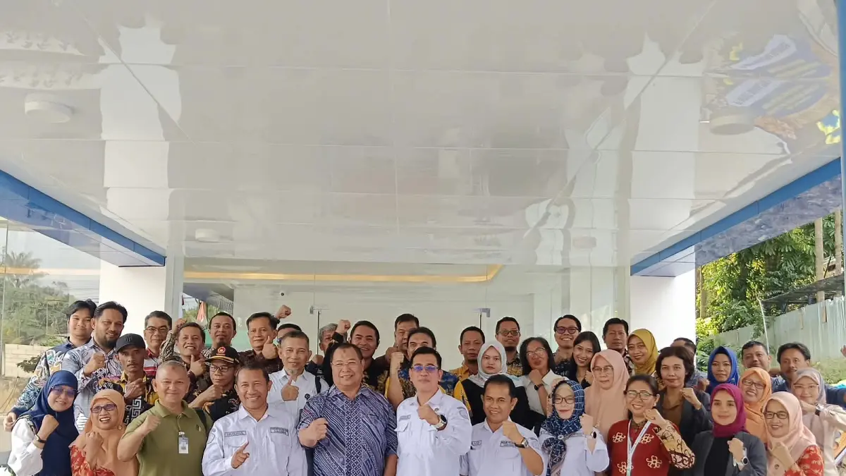RESMIKAN: Direktur Politani Samarinda Hamka (depan, tengah) bersama jajaran civitas akademika Politani Samarinda dan tamu undangan usai meresmikan gedung laboratorium terpadu, Selasa (18/8).
