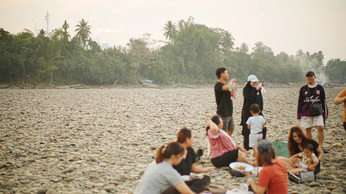 WISATA DADAKAN DI TENGAN SURUTNYA MAHAKAM: Sejumlah warga Ujoh Bilang berkumpul dan memasak bersama di atas pasir dan bebatuan yang muncul di tengah perairan Sungai Mahakam, Kabupaten Mahakam Ulu. Fenomena surutnya debit air sungai tidak hanya berdampak pada kelancaran logistik, melainkan juga dimanfaatkan warga lokal sebagai sarana rekreasi bersama keluarga. (FOTO: JODY KRISTIANTO/KALTIM POST)