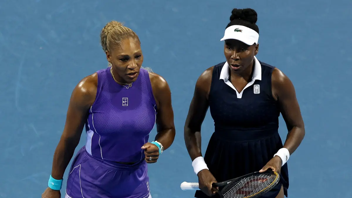 Serena (kiri) dan Venus setelah laga melawan Marta Kostyuk/Peyton Stearns. (MATTHEW STOCKMAN/AFP)