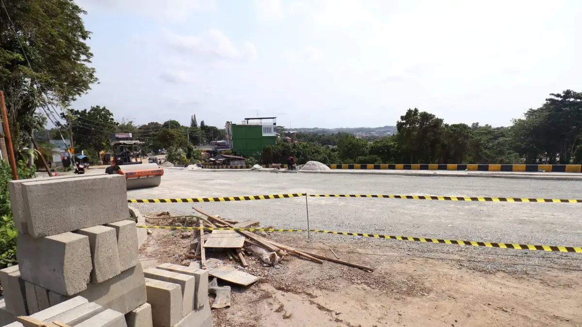 TAHAP FINISHING: Pekerja menyelesaikan proses perbaikan permanen penanganan longsor di Jalan Syarifuddin Yoes, Balikpapan Selatan. Pengerjaan fisik tinggal menyisakan proses pengaspalan sebelum diuji kelayakannya oleh BBPJN Kaltim. (ANGGI PRADITHA/KP)