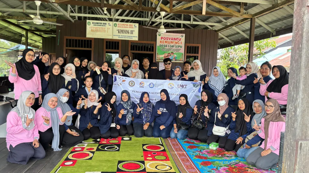 Tim dosen dari UMKT bersama kader dasawisma dan masyarakat Desa Loa Lepu, Kukar dalam rangkaian program PKM BIMA 2026 KB-GLOWING. (FOTO AKBAR/KP)