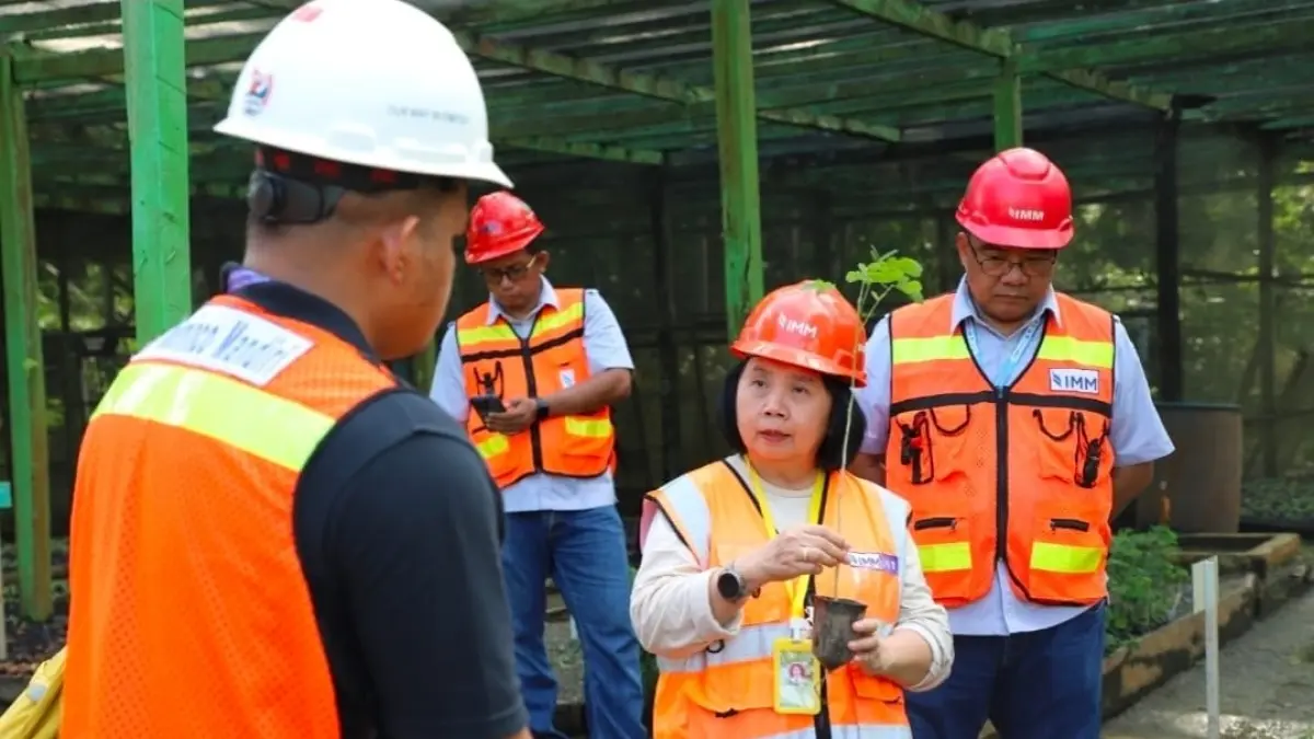 TURUT SERTA: Salah satu guru besar Universitas Mulawarman Sukartiningsih bertandang ke IMM di Kutai Timur bersama akademisi Tokyo dan rombongan lain untuk mengetahui kondisi terkini lahan pasca-tambang.  