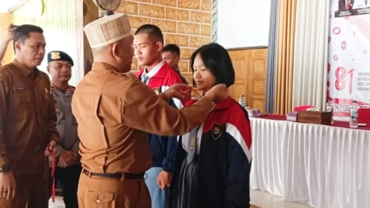 TUTUP DIKLAT: Kepala Badan Kesbangpol Kutai Barat Suwito saat melepas tanda peserta diklat secara simbolis .