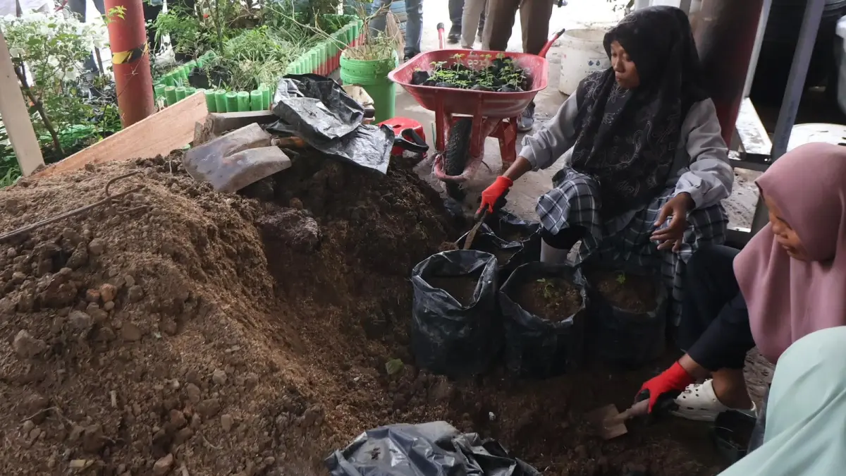 PENGELOLAAN SAMPAH: Suasana asri Kampung Bungas, Gunung Sari Ilir, peraih Juara I CGH Awards 2025 yang sukses mengolah sampah organik menjadi komposter tanaman. Konsep pengelolaan sampah berbasis warga ini akan dikembangkan oleh DLH Balikpapan ke berbagai perumahan lainnya. ANGGI PRADITHA/KP