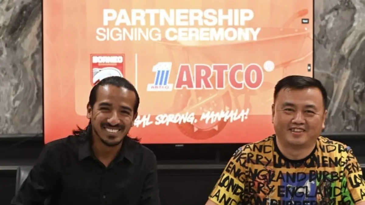 Asisten Manajer Borneo FC Farid bersama Direktur Operasional Artco Hermansyah menandatangani kerja sama kemitraan untuk musim 2026/2027. (BORNEO FC MEDIA)