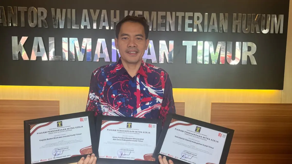 Asisten Pemerintahan dan Kesra Setkab Kutim Trisno menerima penghargaan dari Kementerian Hukum RI dalam rangka Hari Pengayoman ke-81 Tahun 2026 di Samarinda, Rabu (19/8). (IST)

&nbsp;

&nbsp;