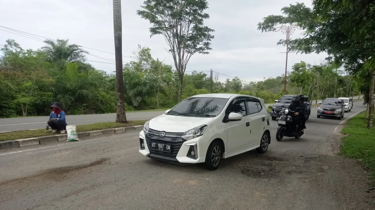 BERLUBANG: Sejumlah titik di ruas jalan Bontang Lestari mengalami kerusakan sehingga pengendara yang melintas wajib berhati-hati. ADIEL KUNDHARA/KP