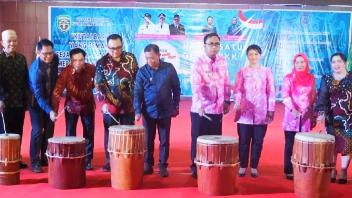 Bupati Kutai Barat Frederick Edwin menabuh gendang secara serentak sebagai tanda dibukanya HKG PKK ke-54 Tahun 2026 di Alun-Alun Itho, Selasa (18/8/2026) malam.