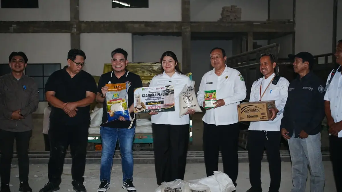 Bupati Mahulu Angela Idang Belawan didampingi Wakil Bupati Suhuk menerima bantuan dari Pemprov dan Pertamina di Gudang Ex Arsip, Rabu (19/8). Empat truk telah sampai masih ada dua truk di prediksikan sampai pada malam hari. (JODY KRISTIANTO/KP)