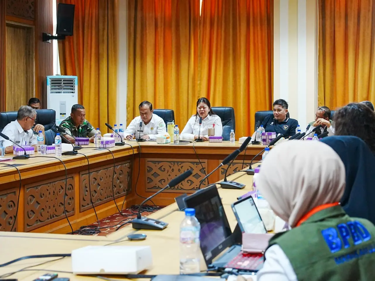 Bupati Mahulu Angela Idang Belawan memimpin rapat koordinasi penanggulangan kemarau bersama Forkopimda Mahulu. (Foto: Jody Kristianto/Kaltim Post)