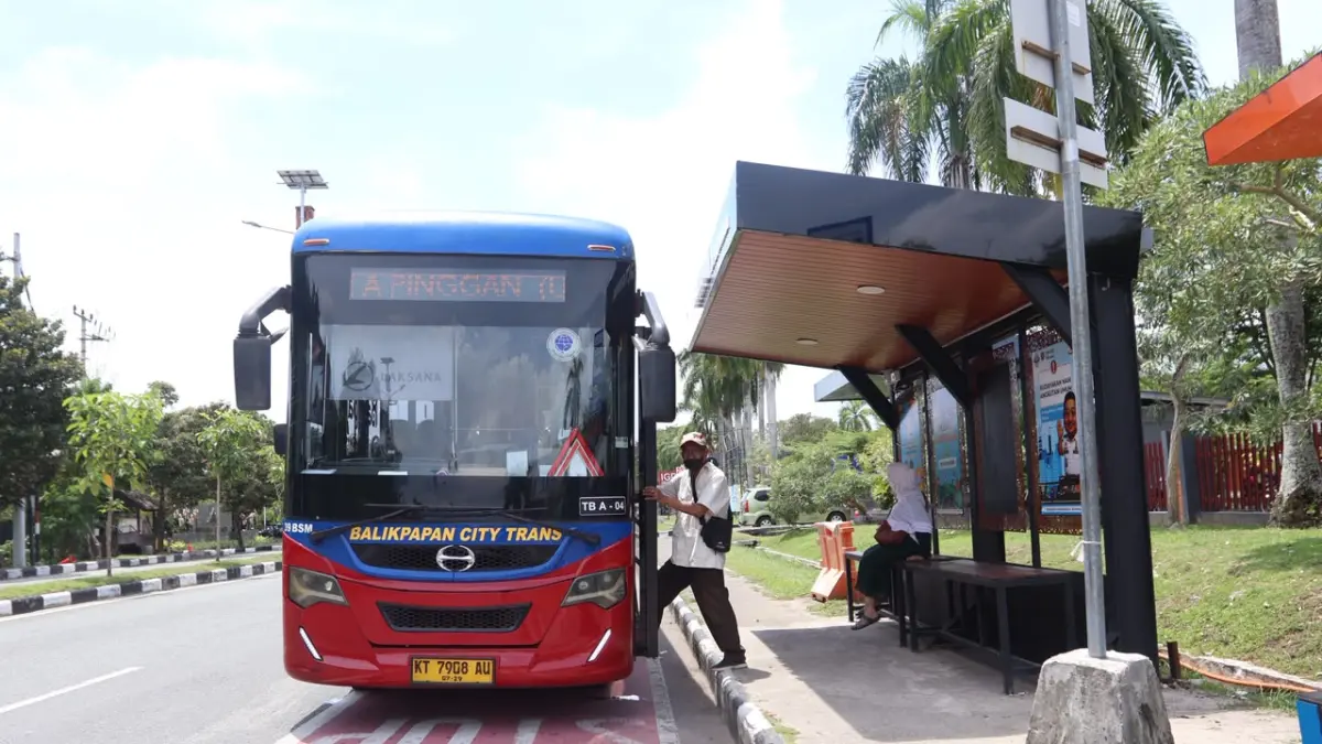 Dishub Balikpapan mempersiapkan uji coba pengoperasian armada bus listrik untuk layanan Bacitra. Langkah ini bertujuan meningkatkan kualitas udara dan mempercepat implementasi konsep smart city di Balikpapan. (ANGGI PRADITHA/KP)

&nbsp;