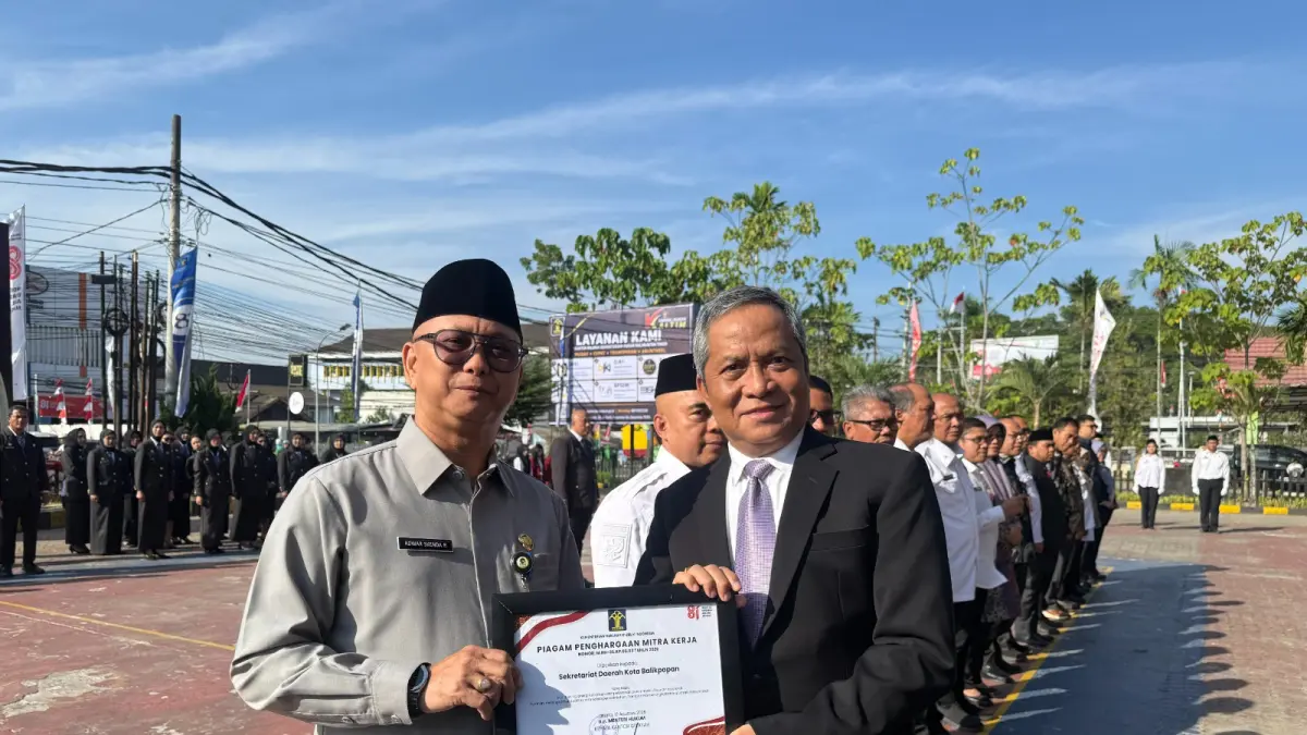 Kanwil Kemenkum Kaltim menyerahkan penghargaan.