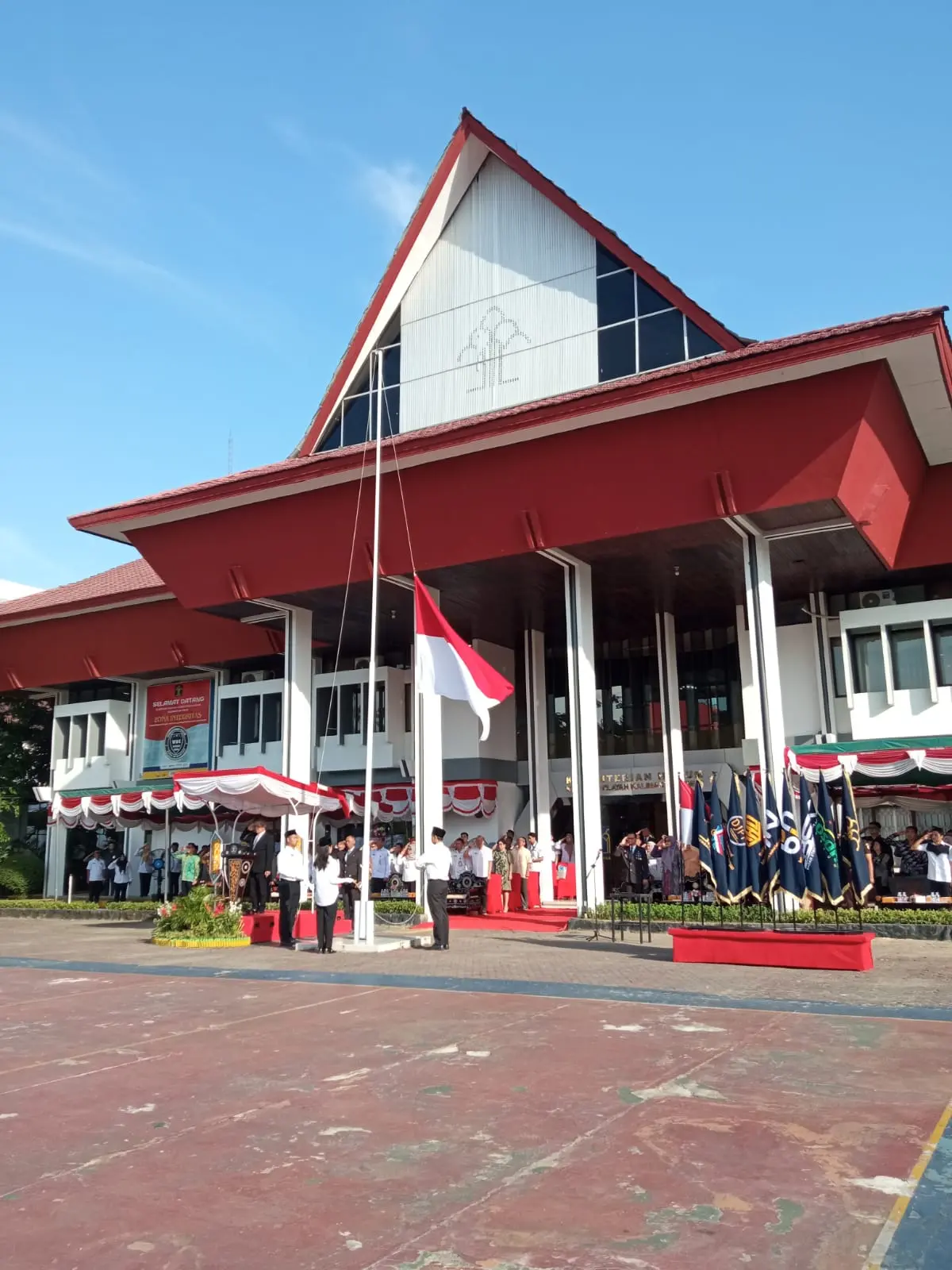 KHIDMAT: Upacara peringatan Hari Pengayoman ke-81 di Kanwil Kemenkum Kaltim berlangsung khidmat dan lancar. 