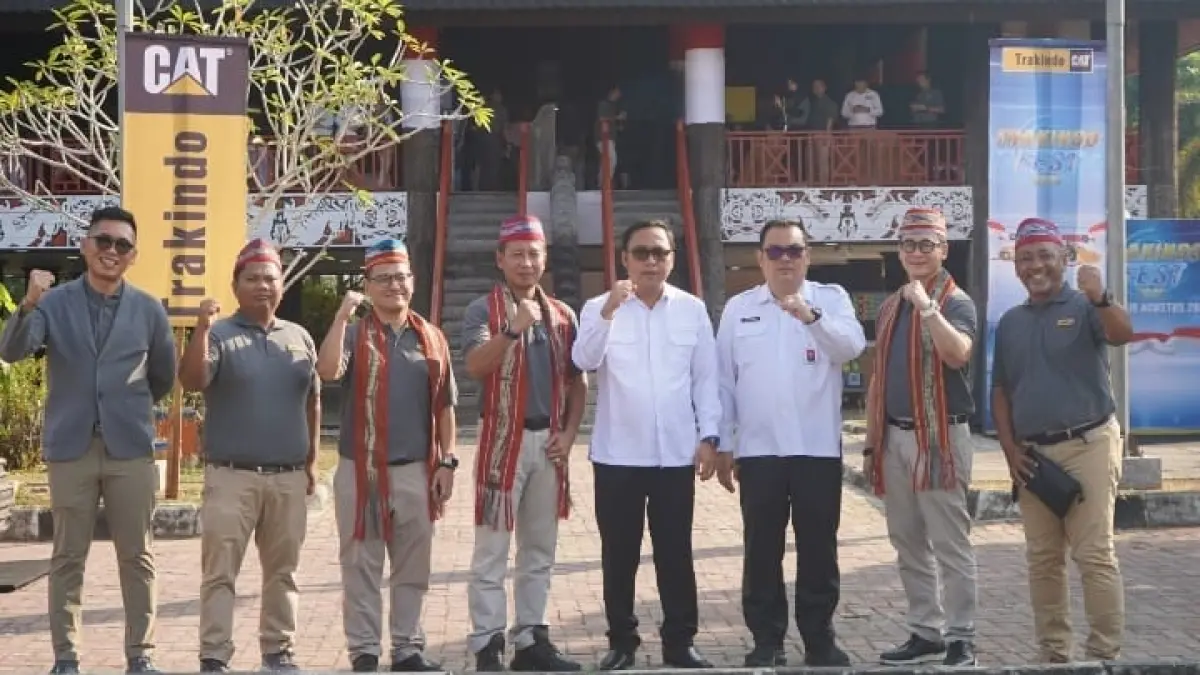 MEMBUKA: Bupati Kubar, Frederick Edwin (kelima kiri) dan Sekda Erik Victory (ketiga kanan) saat membuka Trakindo Fest 2026.